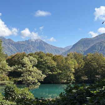 しろ池と海谷山塊