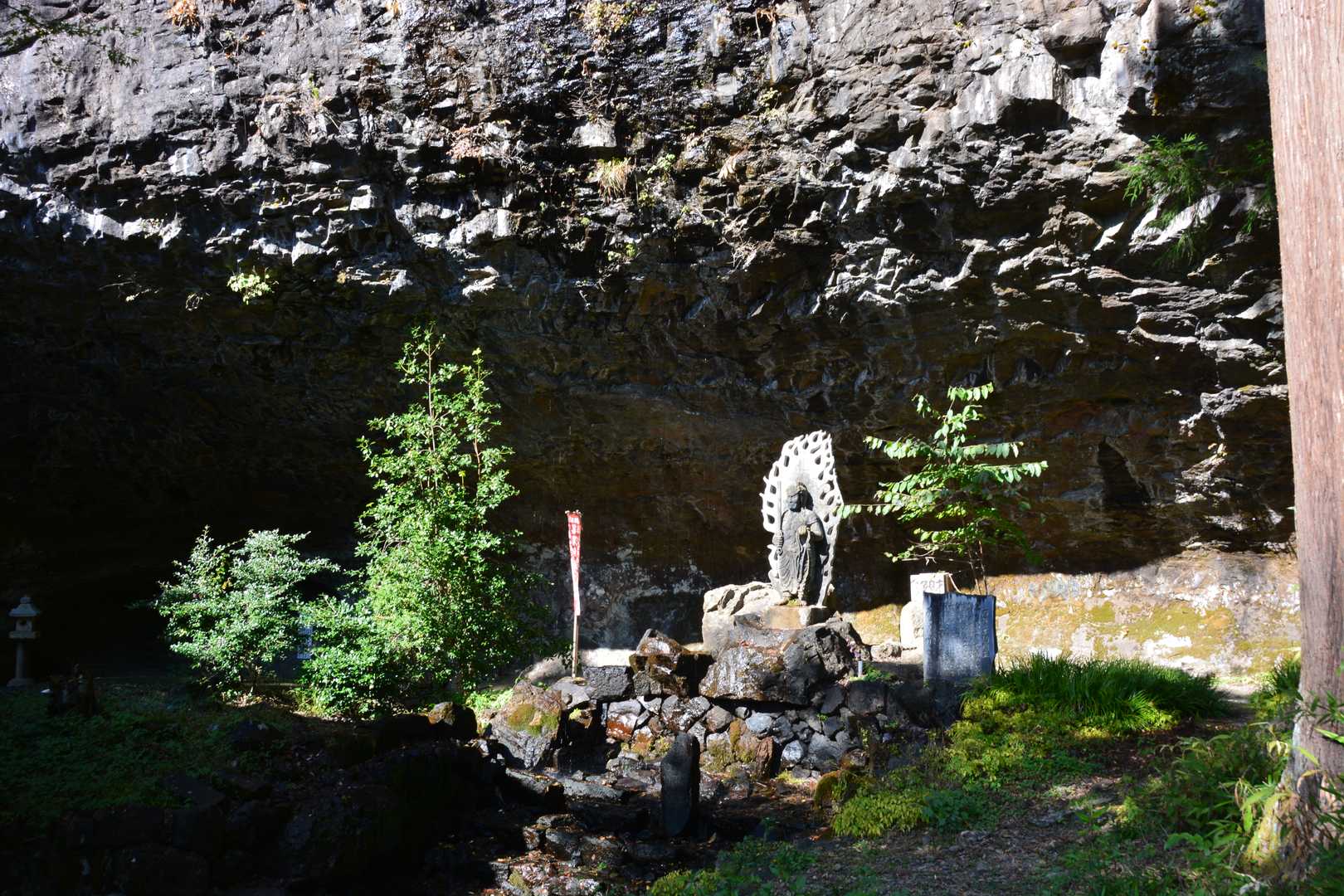 不動明王像。滝に打たれているようなのだが、水はそれほど多くなかった。