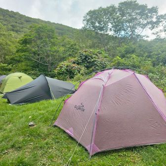 2分ほど上がった場所にある平らなテン場でこの日は5張⛺計6人
シーム剥がれ+穴開きボロテントを持ってきて修理に出すか棄てるか考える🤔