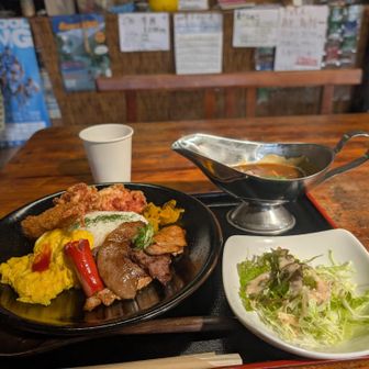これこれこれが食べたかった。朝飯の時間の為控えめに女気カレーを注文しました。つるぎ先生の仰る通りのお味でしたｗ