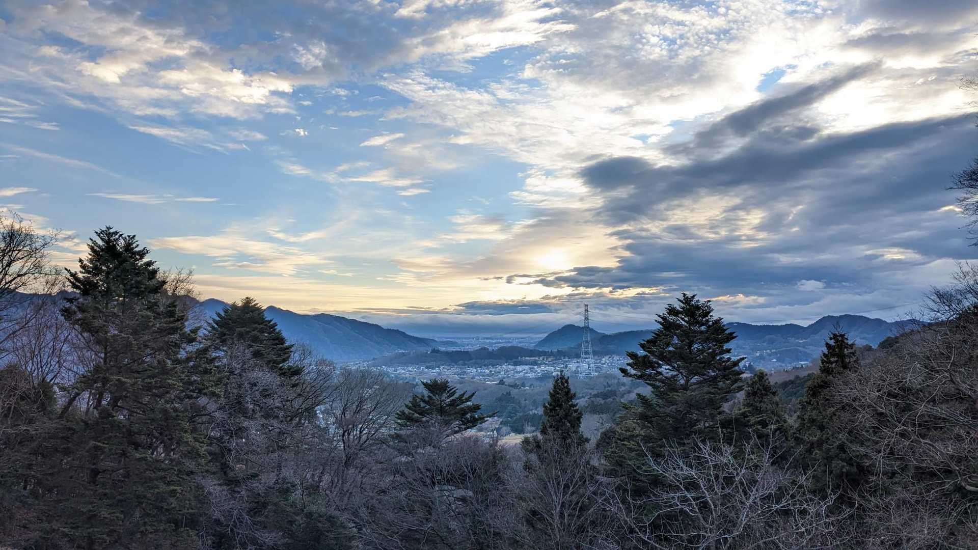 顕鏡寺からの展望😊
都心方面は曇り空😁