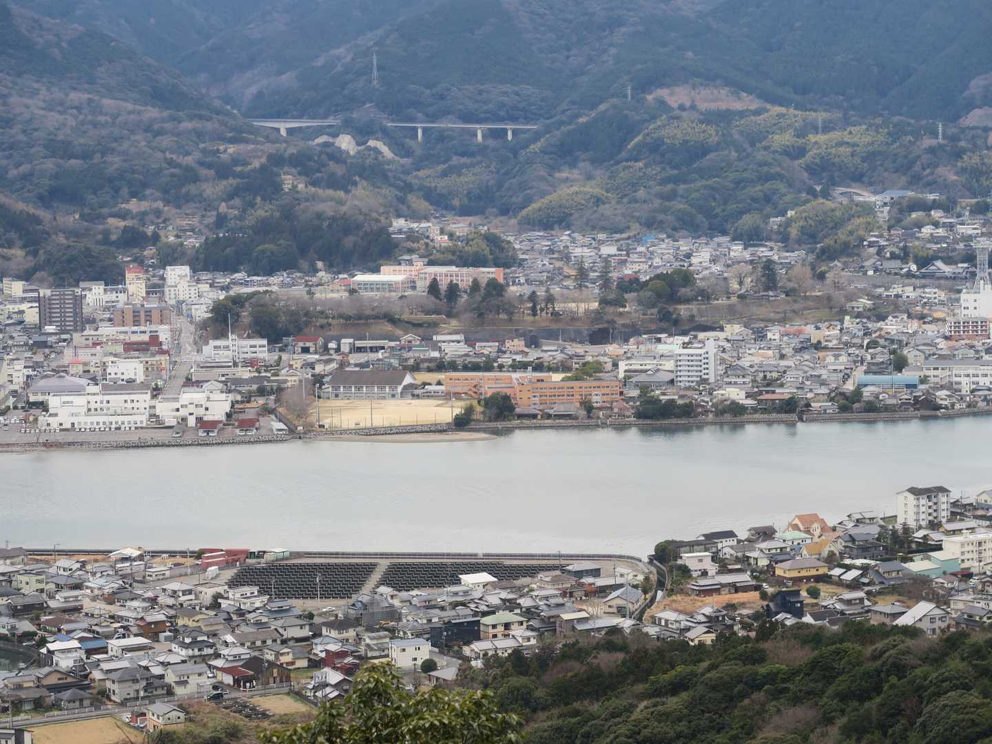 展望場所から臼杵市中心部と城址が良く見える。