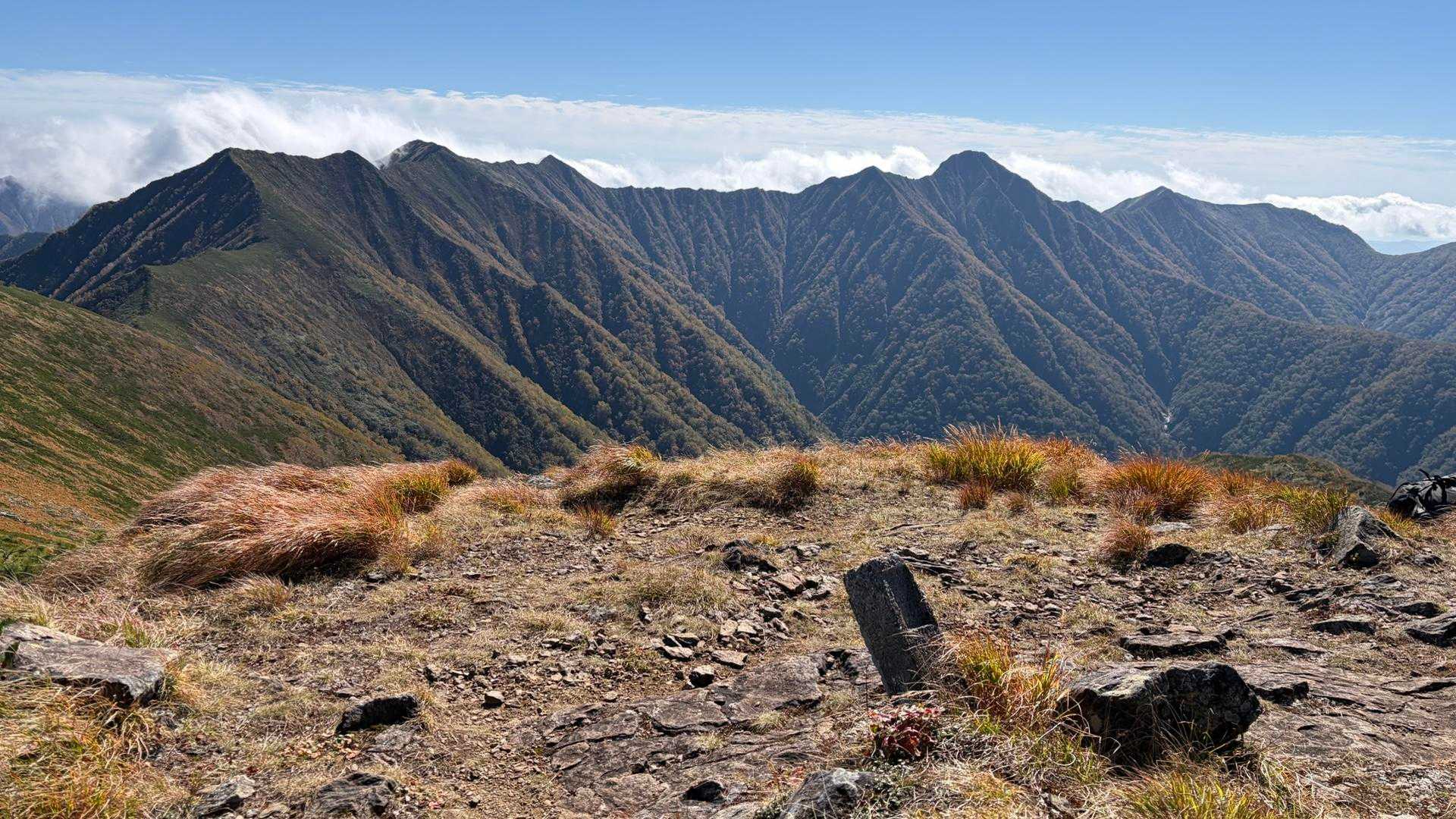 肩に到着！
目指すヤオロマップ岳、1839峰は遥か彼方⛰️