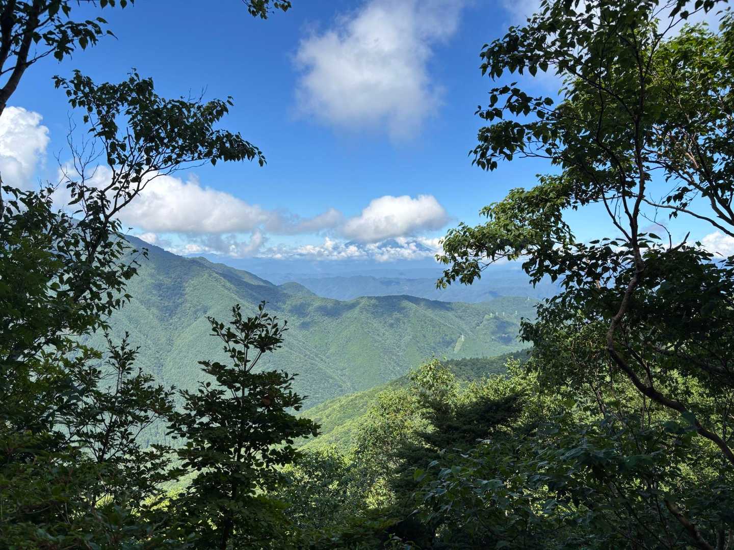岳見岩からみた御嶽山
雲が取れたらいいなぁーと思いながら