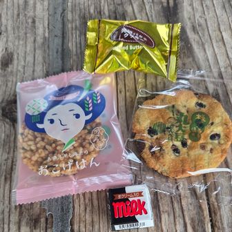 はまさんと山飯

お隣にいたグループのまめたんさんと山談議。北アルプスの白馬岳に登り大雪渓も歩かれたとか🏔️山柱も登りたい山の一つです🏔️

その後、ダイヤさんのラン女子🏃‍♀️チームも来られたので、引き続き雑談タイム。京みやげのお菓子を頂きました。ご馳走さま😋