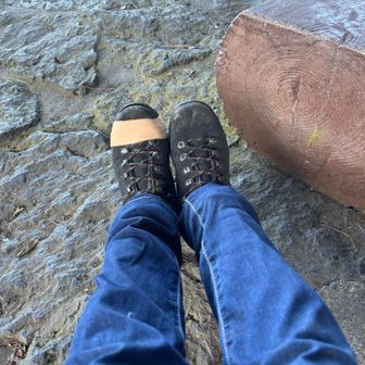 山中湖休憩中にソール剥がれをテーピングテープで応急処置しました。
これで普通に歩けました。
もっと早くに直せば良かったなぁ…