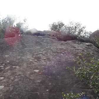 天然記念物の鎧岩だそうです。上手に撮影できないのが残念