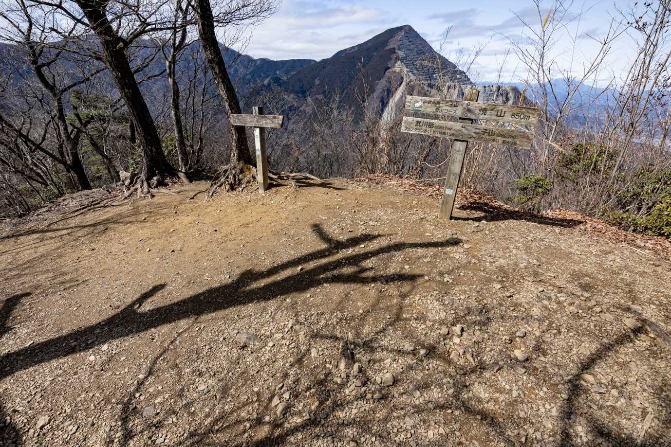 武甲山が間近にある焼山山頂