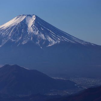 富士と富士吉田の街並み。個人的に、山梨側から見た富士山が好きです。