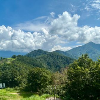 展望台から

登ってきた鍬崎山、大品山、瀬戸蔵山がきれいに見渡せる

このままビールでも飲んでたいな🍺