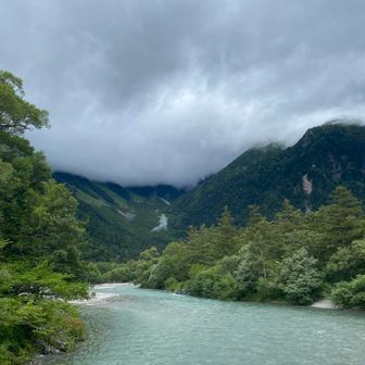 まだ少し曇り空で、山頂は隠れてる