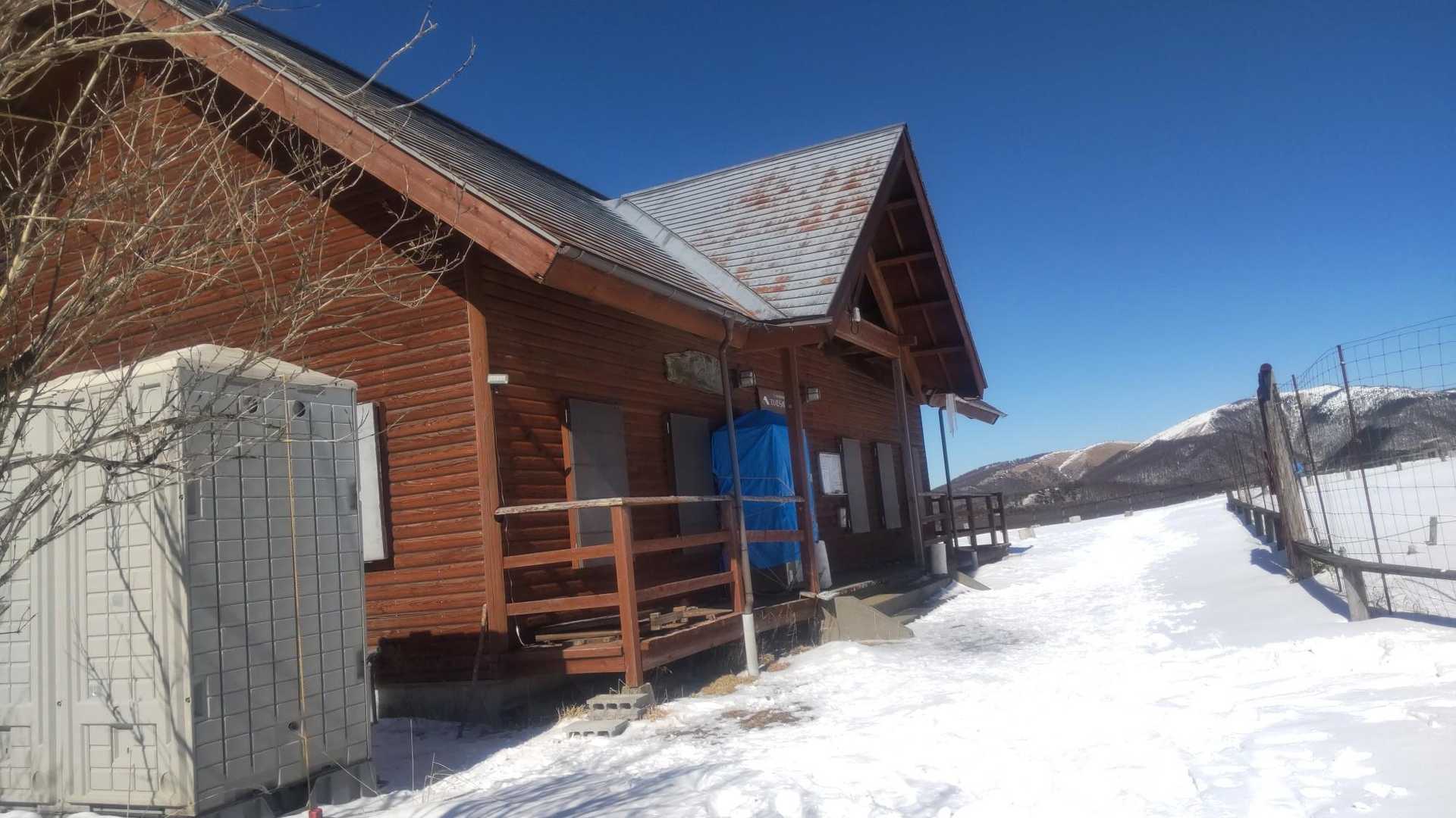 小屋は閉館中