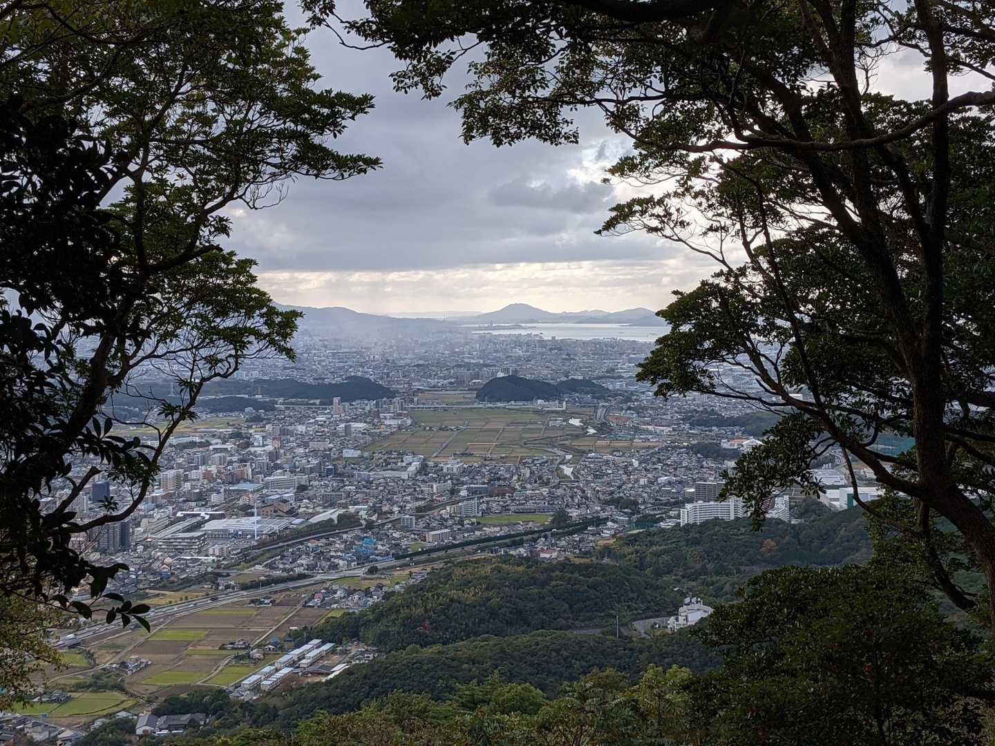 山頂からの眺め👀奥に見えるお山は志賀島のお山？