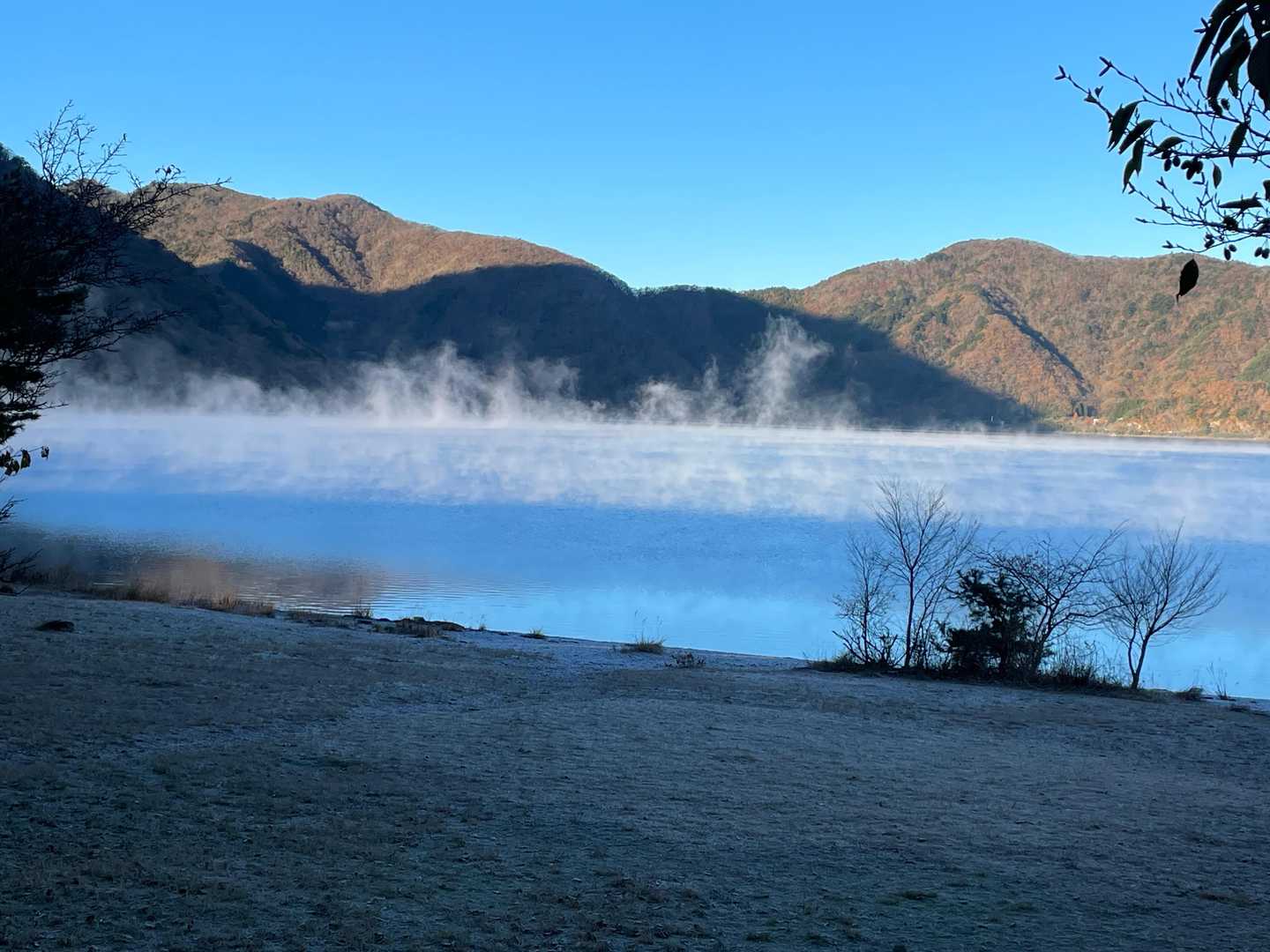 湖面から立ち昇るけあらしが幻想的