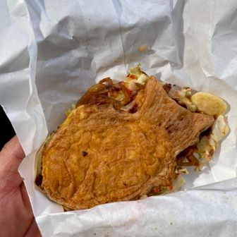 五稜を前に中山で
お昼代わりの鯛焼き

広島風お好み焼きをサンド✨
ソース味が山歩きに👍🏻でした！