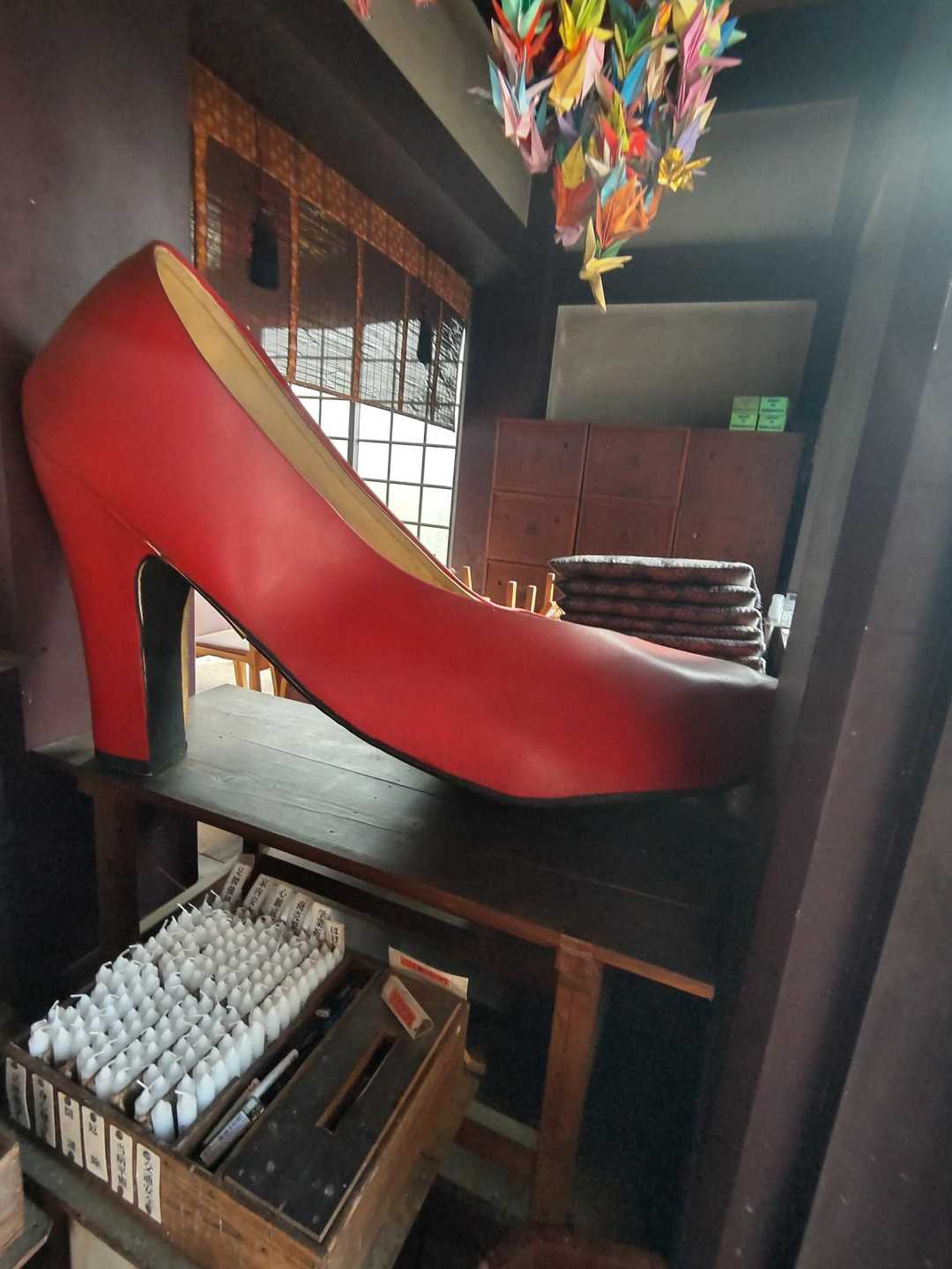 大きなハイヒールがありました。