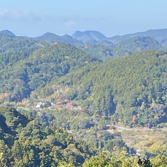 山の麓に民家が見える