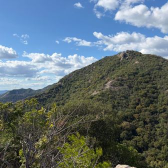 高御位山と向こうにはいつもの縦走路
