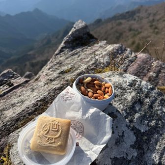 おやつ入れです
すぐ取り出して、補給できるように入れ物も中身も工夫しました😁(たけのこの里も入ってます)