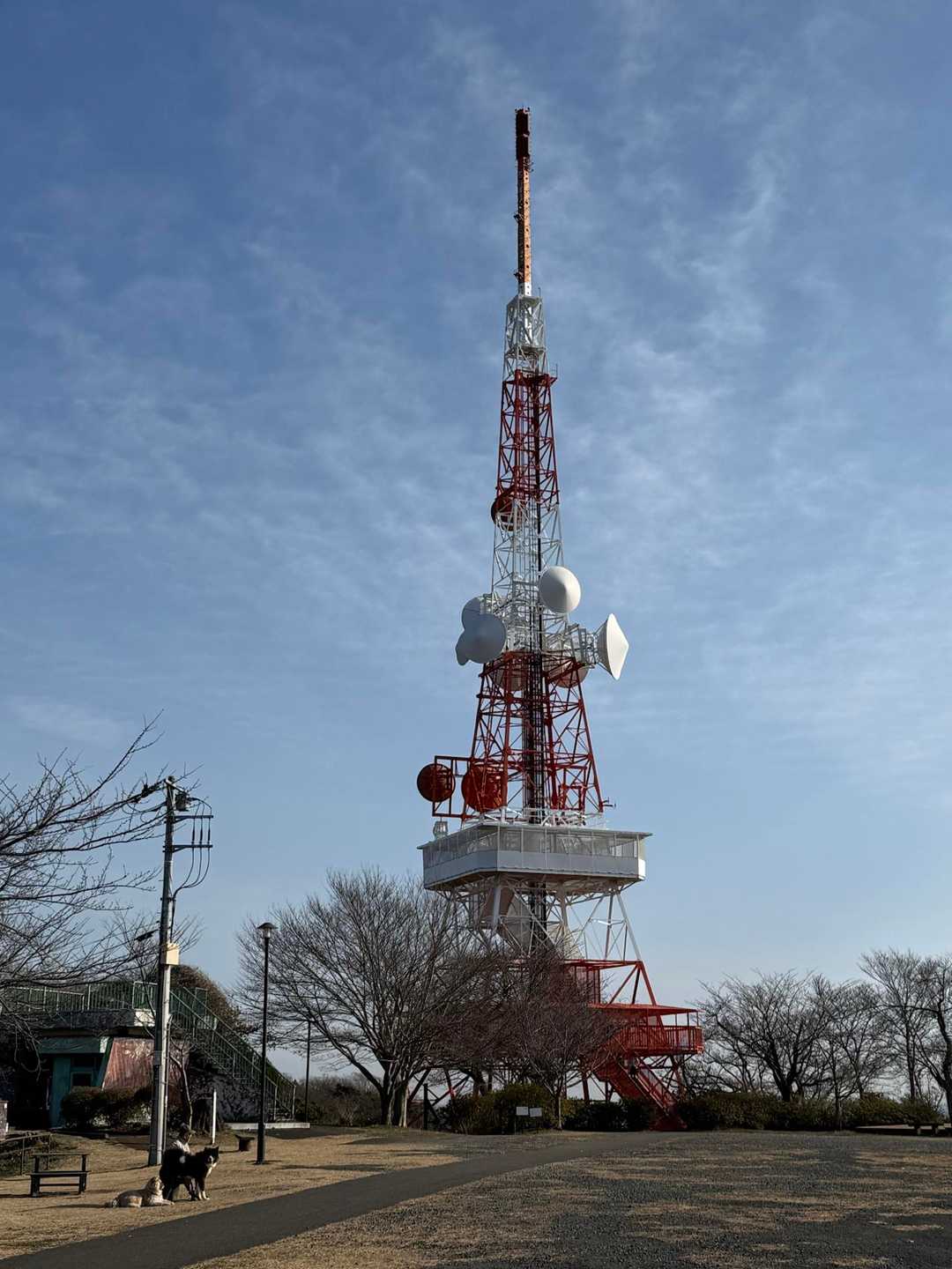 電波塔の横を歩いて行きます♪