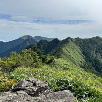 伊予富士、寒風山、笹ヶ峰、チチ山
連なる石鎚山山系の東側の稜線。まだ未踏の笹ヶ峰や平家平も行けるといいなぁ。