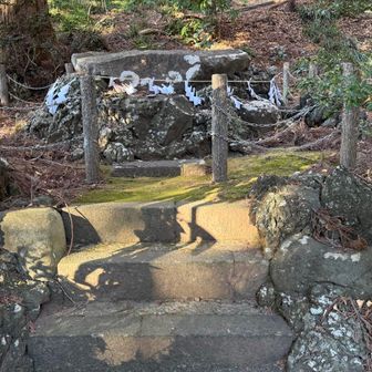 祀られている岩