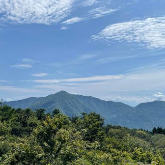 正面が牛岳987mのようです、立山は雲で見えず