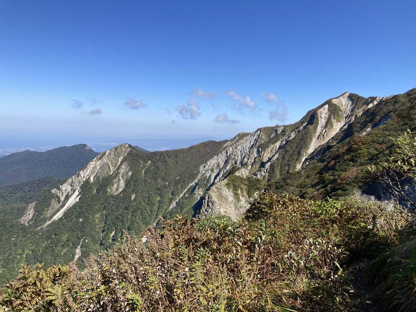 下りは山の反り立つ北側が望めます