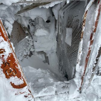 時間潰し。やることないから、雪カキ！＆携帯いじくりタイム～！