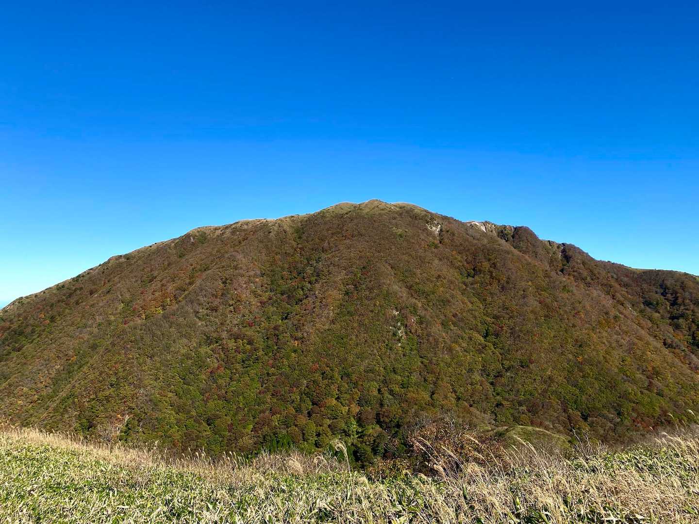 次はいよいよ男三瓶へ。
漢字の「山」の由来はこの山に違いない。