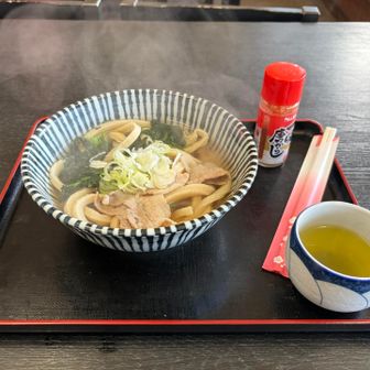 肉うどん850円。かなりコシの強い太麺。