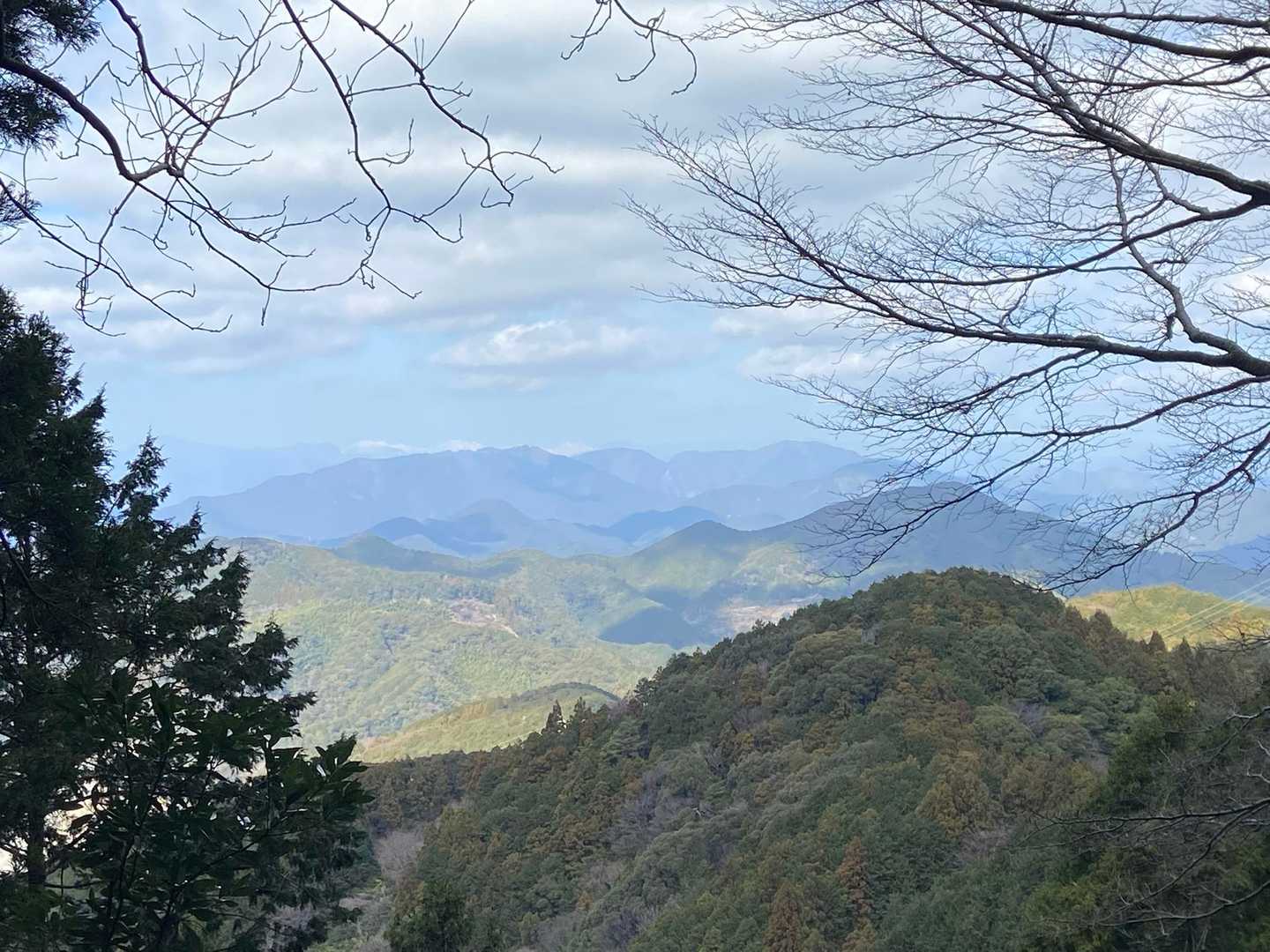 霞んでいますが左手方面の奥に
南アルプス深南部の山々(多分、光岳〜大無間山の辺り)が雪を被って見えました✨