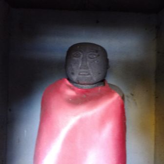 
ぬはっ!!


御地蔵様の奇跡的な瞬間を捉えた1枚ですよ。


床屋さんで髪を切り終えてもらい、理髪師が仕上げ具合を見せるための鏡を取りに行った場面での出来事ですよ。


ずっとオナラを我慢していた御地蔵様ですが、やっと訪れたわずかな1人だけの時間を利用し楽になろうとされていましたよ。


軽い気持ちで体を横に傾け静かに放屁。
音を立てないための力加減が難しかったのでしょう。


実がみのった。
秋らしい言葉です。


※お食事中の方には申し訳ありません。


(°Д°)ゞ
報告は以上であります！
