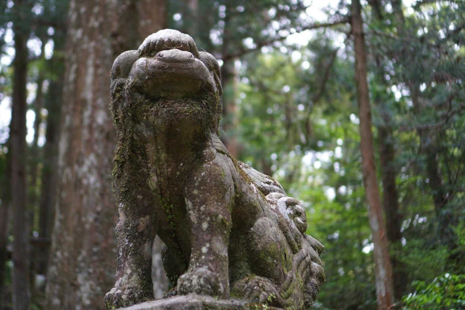 にぃっ