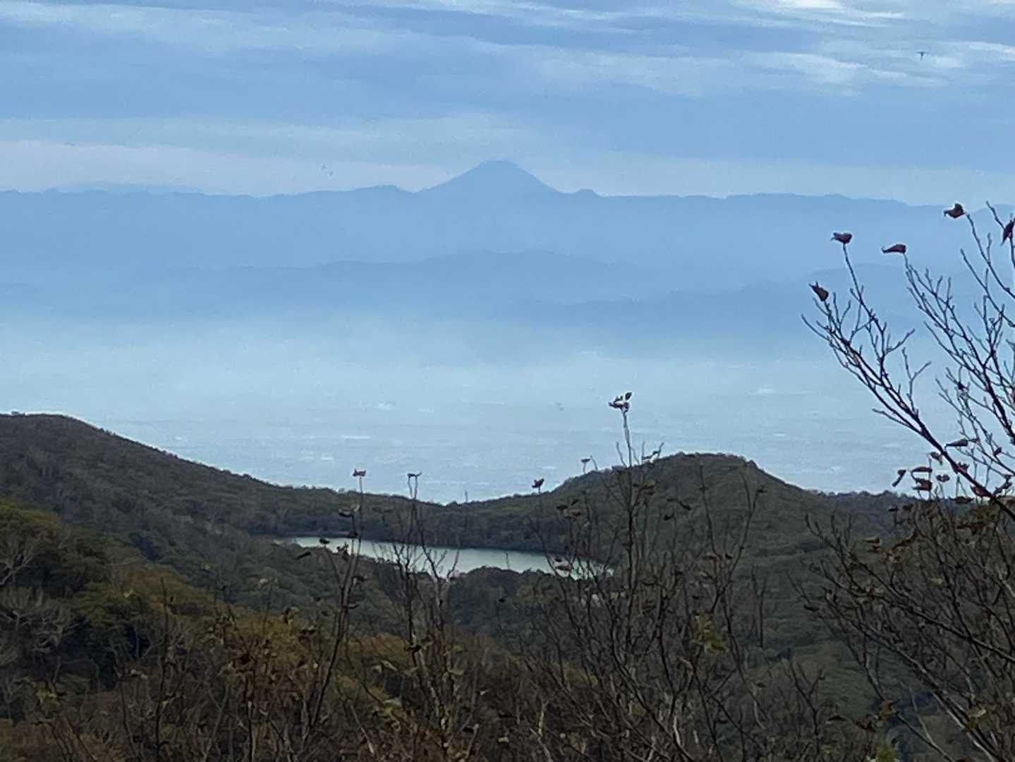 小沼の向こうにドーンと富士山🗻