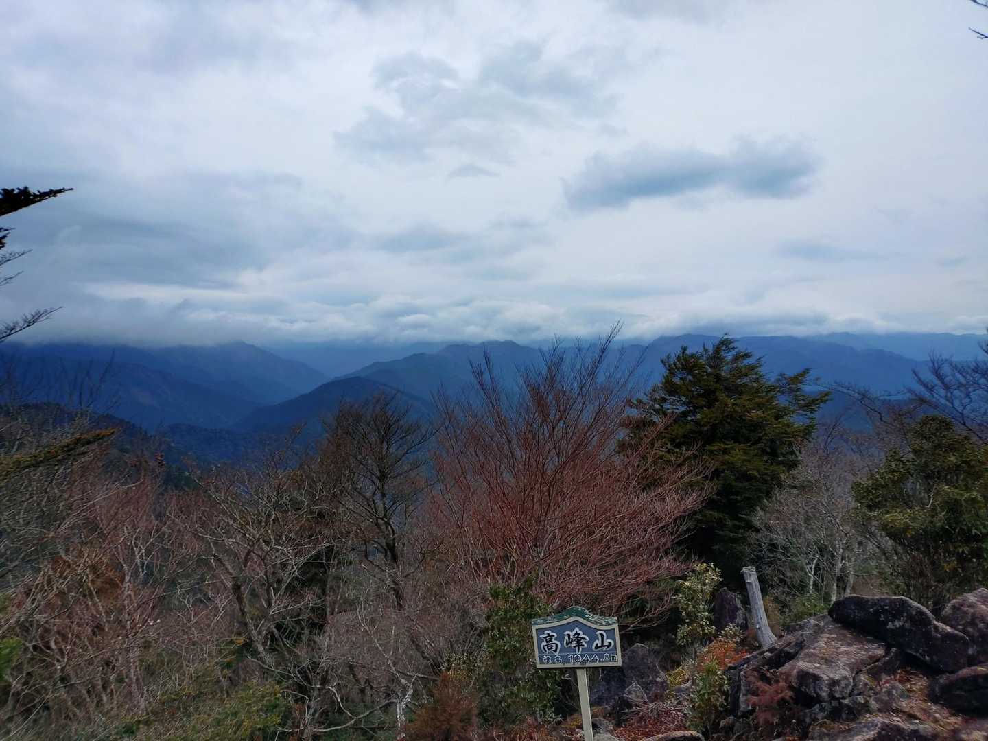雲に隠れてますが、台高山脈の大台ケ原方面

木に隠れる所も有りますが、360度の展望です✨

