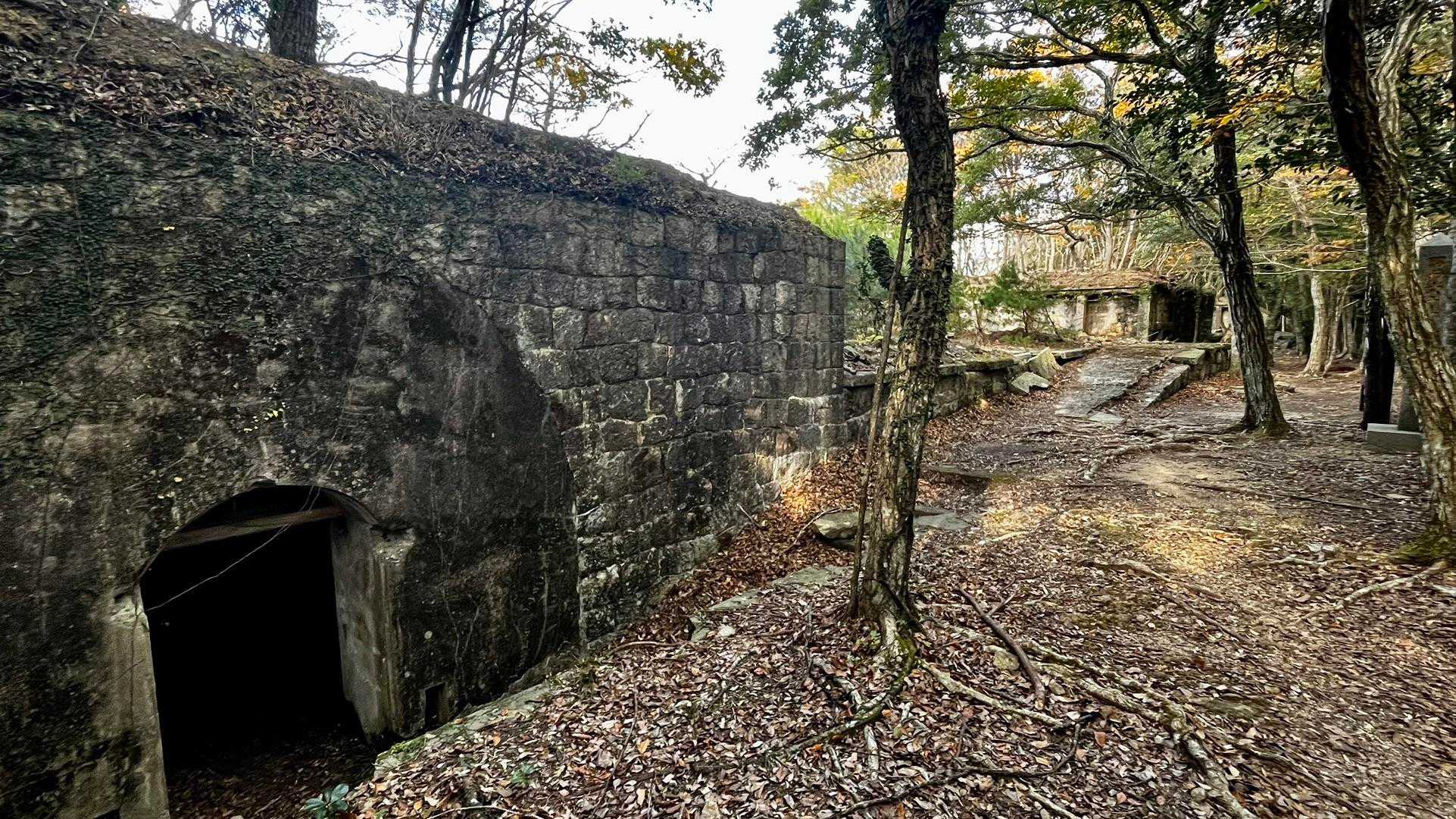 砲台陣地跡…古より時を変え ここは国境の島の最前線の要塞に なってきた様です