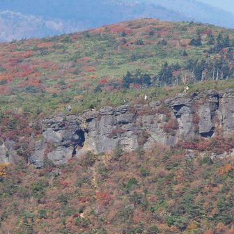 胎内岩に続く岸壁の上を登山者が歩いています。今朝、あそこを歩いたんだなぁ〜
