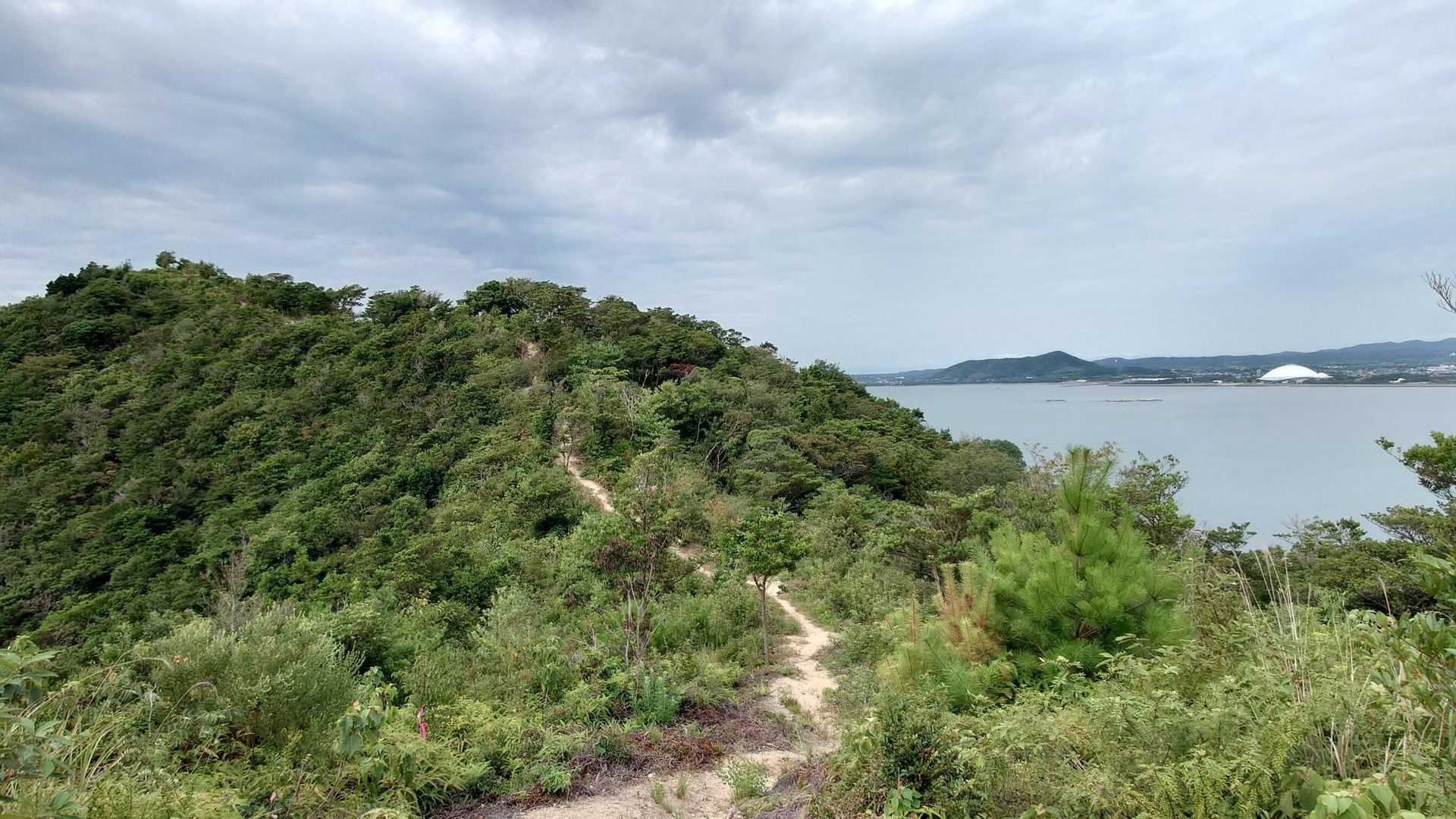 先の方の登山ルートが見て取れます。
こんな所を歩いております。