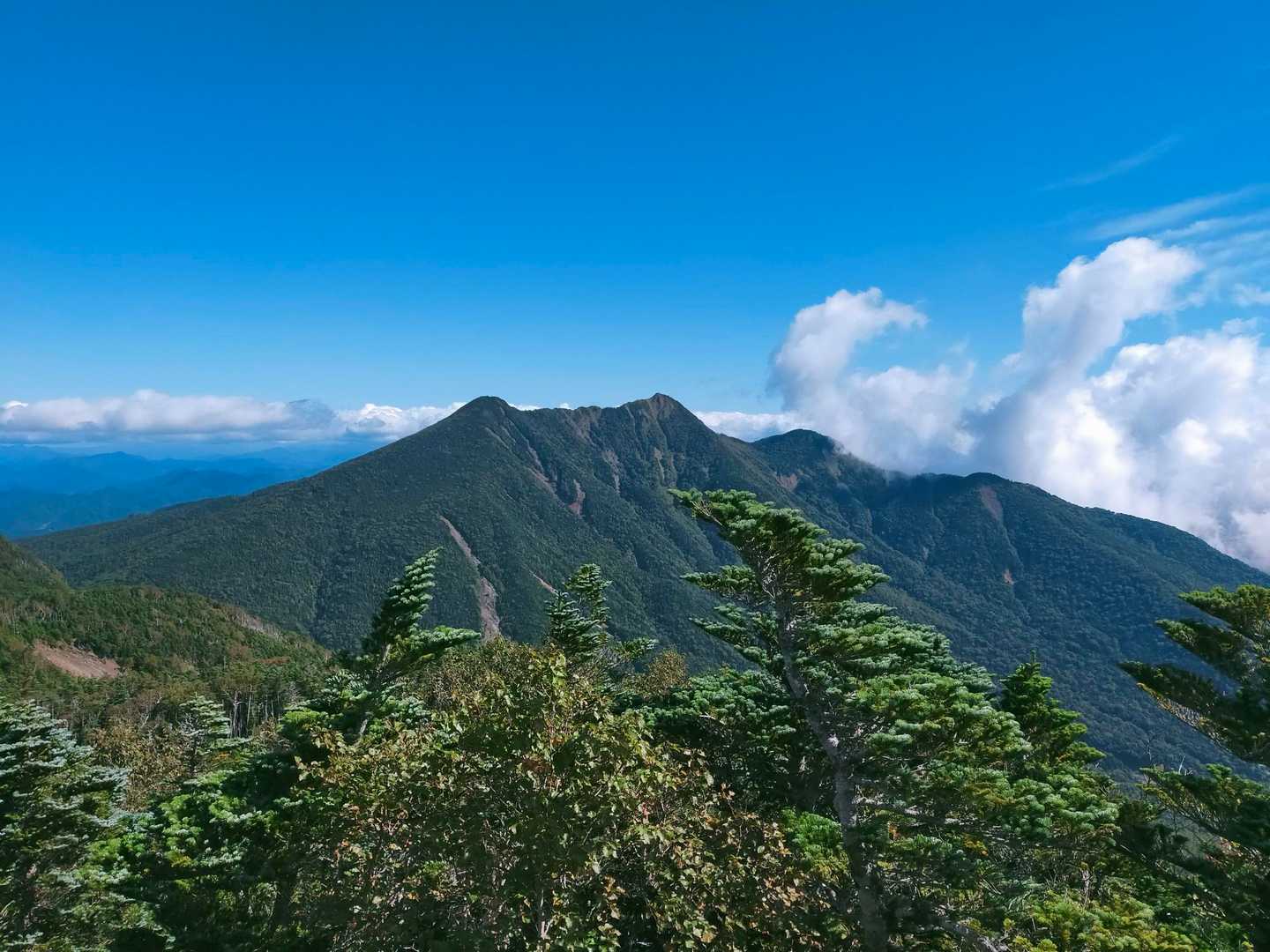 手前が帝釈山、中央に女峰山。