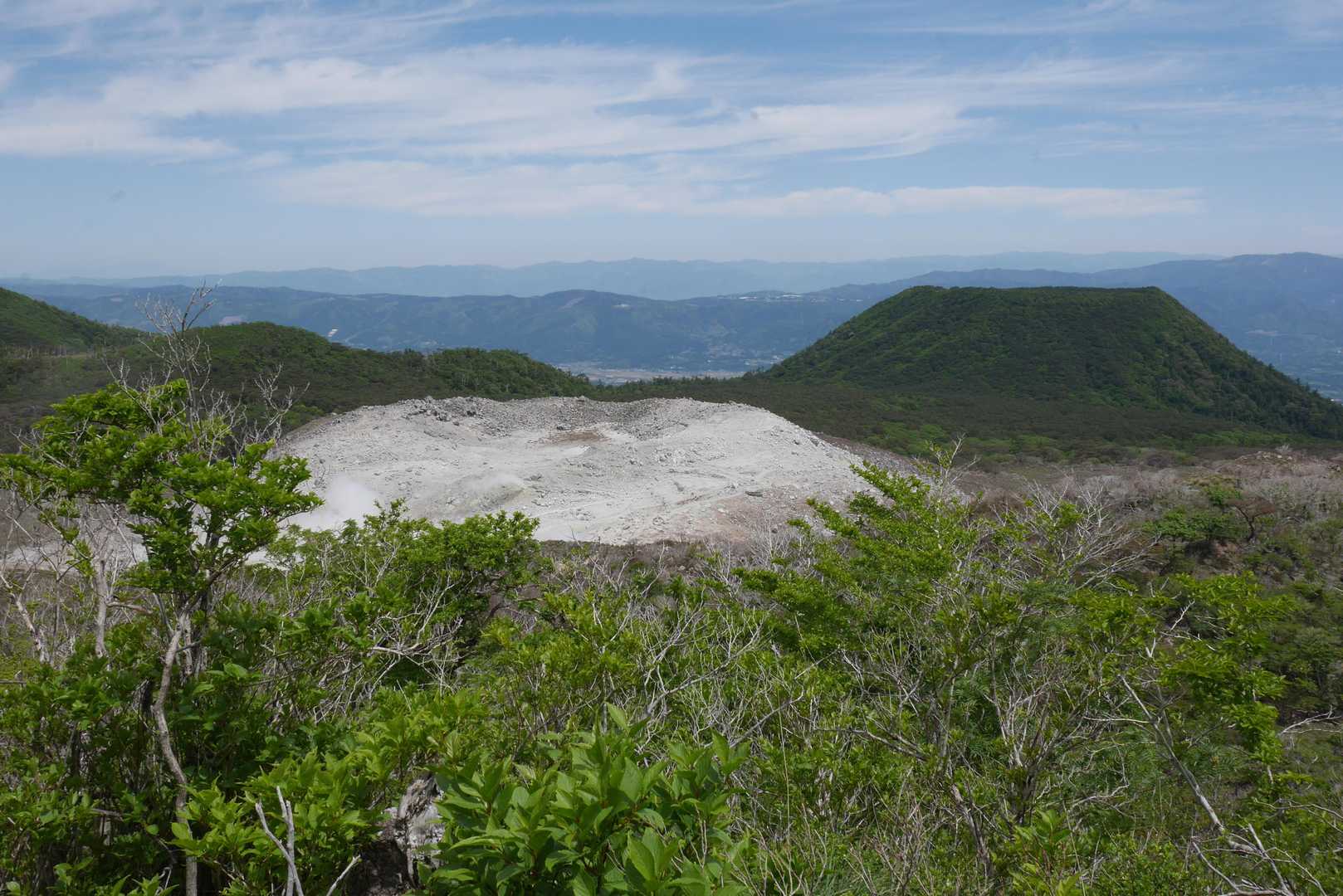 硫黄岳のそばを歩く