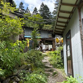 大門沢小屋はなんとトイレに洋便器が設置されてた
