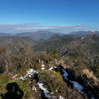 鈴鹿セブンスター達がよく見える。
ここでしばらくくつろいでいると、やっと人が来た。今日初めての登山者である☺️
僕の登山口とは違う所から来たっぽい！
そっちの登山口の方がこの山の一般的な登山口なのかな？ぐるっと周回するようだ。
