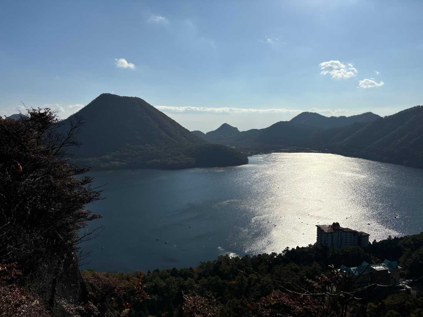 硯岩ピークからの眺望。榛名湖と外輪山。なんて美しい。