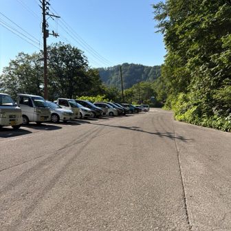 まさかの
2週連チャン
休み☀

ホンマは
勿論
百名山なんて
二の次
三の次
まもなく
🈺小屋が空く前に
🈚️料冬季小屋🛖
狙いで
縦走百名山ハンター
挑むが
翌日
天気が微妙により
🈁をSELECT

勿論
近くの道の駅で
車中泊してーの
日の出と共に
すたーてぃん
予定が
スマホの
充電されてなく
登山口に5時前に着くも
2時間スマホ充電にて
二度寝&ふて寝💤

5時にワヤワヤ
オバ⭕️ンらしき
グループの談笑にて
睡眠妨害され
起きるも
まだ7割しか
充電されてなく
再度ふて寝💤

で
7時に起きて
🈵充電されたの確認し
いよいよ
すたーてぃん

しかし
2時間出発
遅れた事が
後に....😱