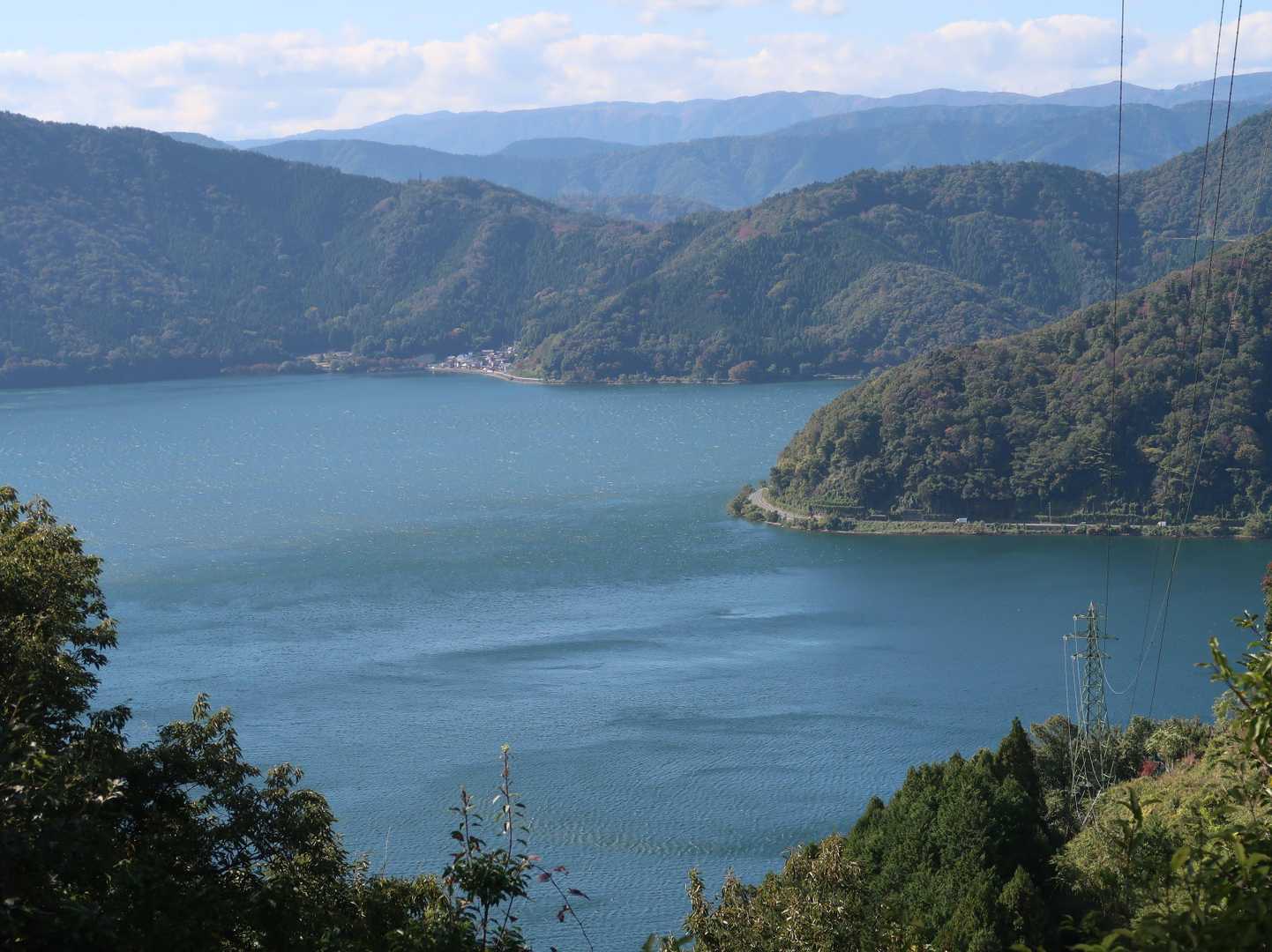 風が強いはずだ。湖面に白波が立っていた。風力3！だ。手前の湖面に突風が吹きつけているのも分かる。