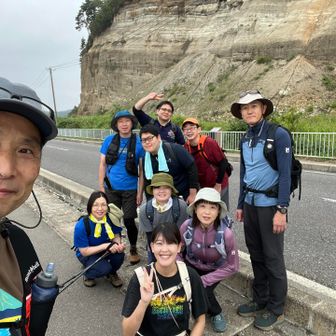 今日のメンバーは
おなじみの面々に初参加も加えた10人❗️
何…3,000m級経験者❓誰❓
すげぇ💦

前回のゴール半崎を出発し…
まずは、野田層群の前で記念撮影📸