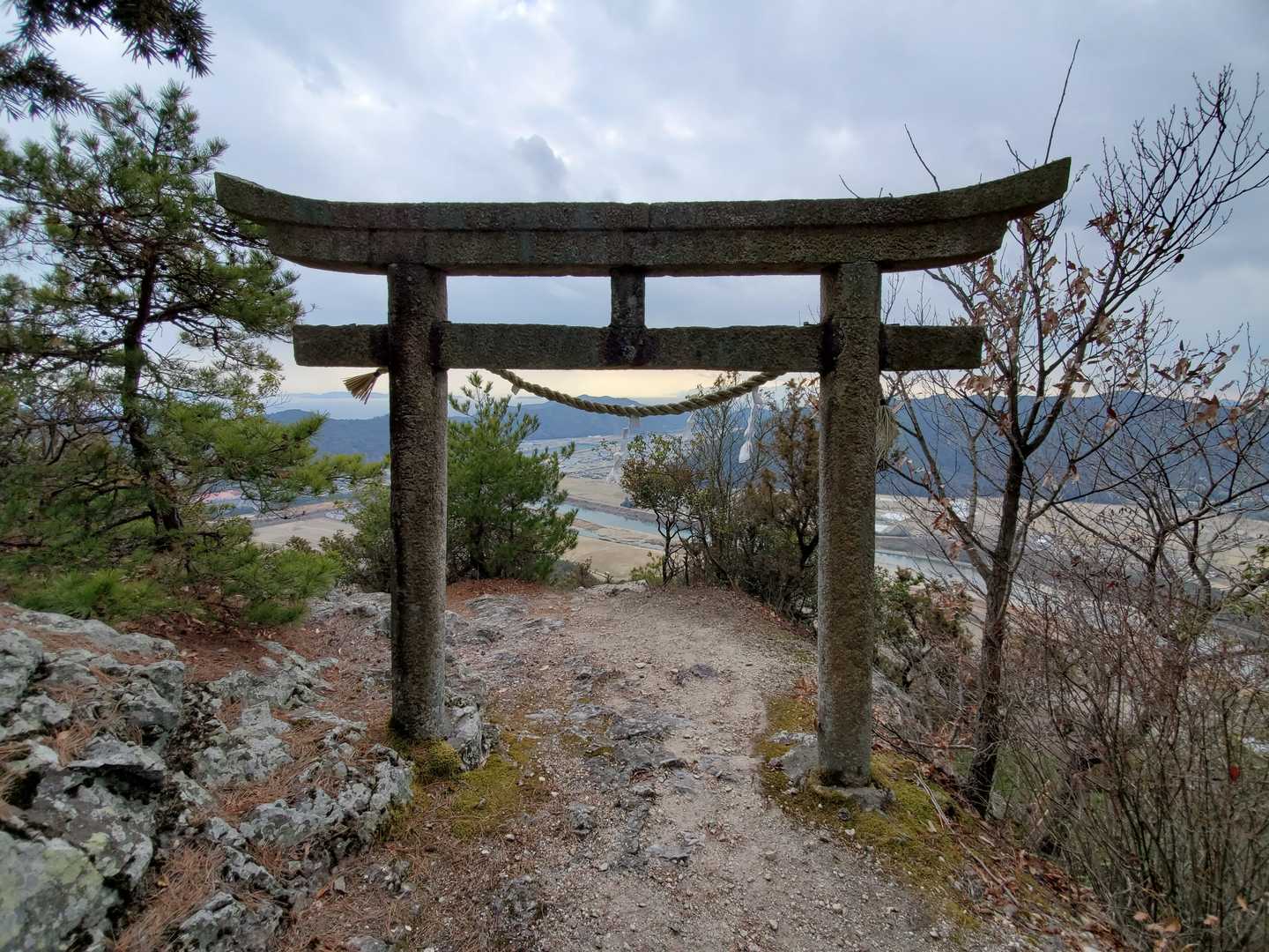尼子山にも天空の鳥居があるんですね🕊️