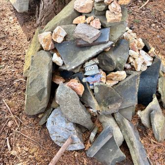 着いてみると時の流れの所為か伸びた木で眺望はいまいち…(´ω`)
こちらのケルンは瓦の様な瓦礫で積まれていて、中央でかまめしどんが炊かれていました🍲