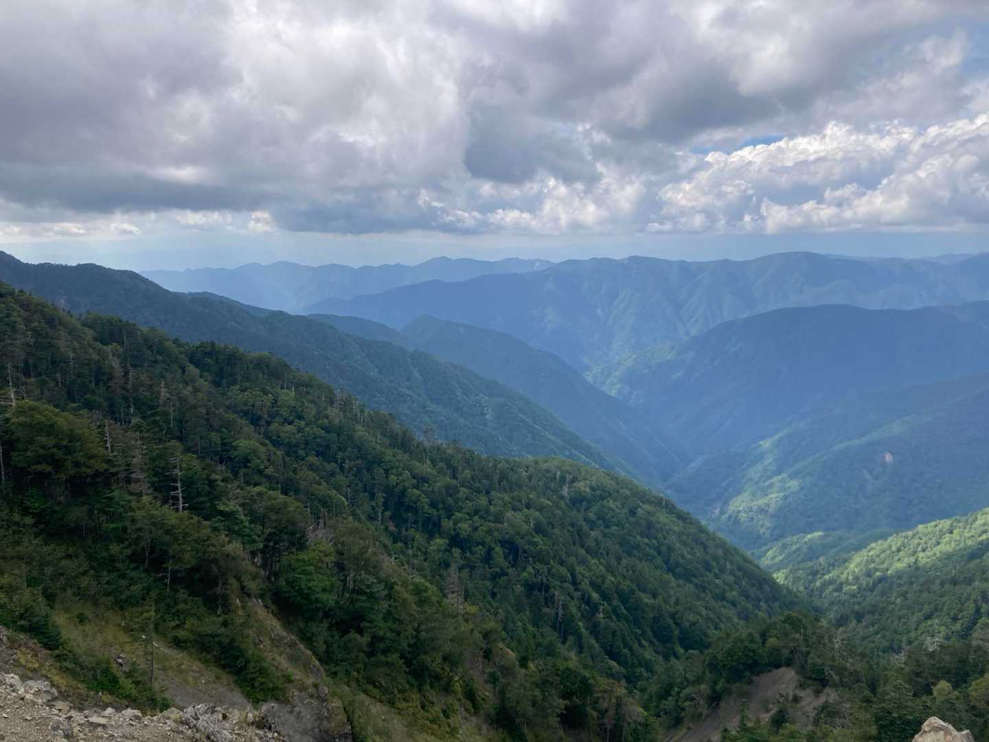 今日はじめてのひらけた場所は崩落地です
静岡方面がみえています